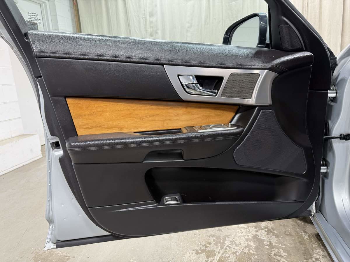 Used 2010 Jaguar XF Luxury image 7