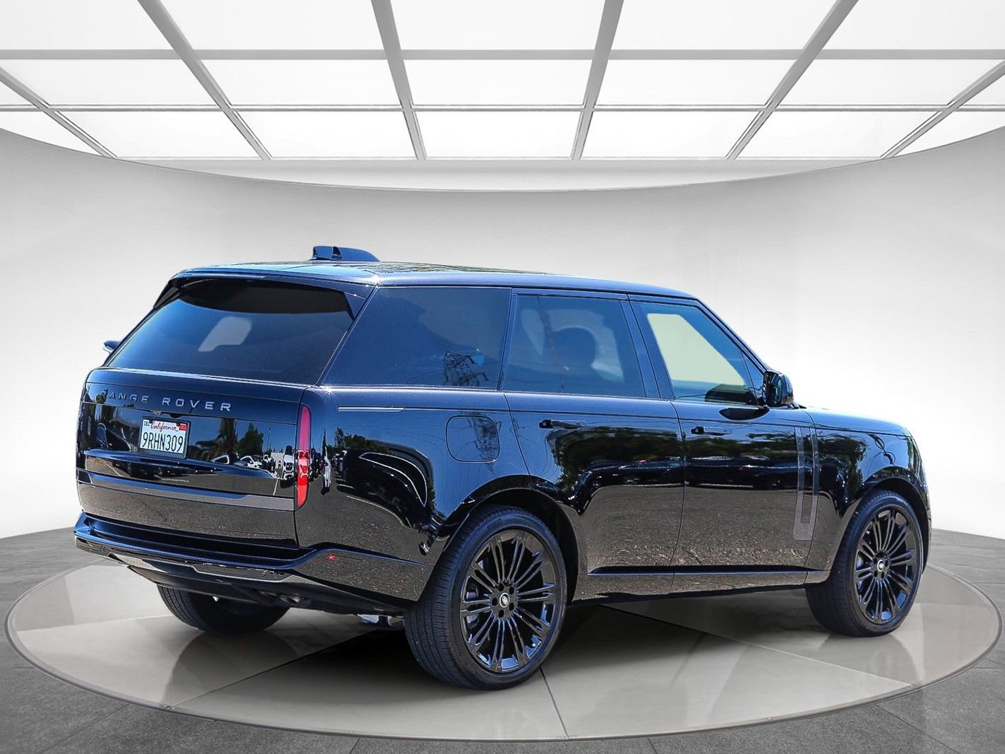 Used 2025 Land Rover Range Rover SE image 3