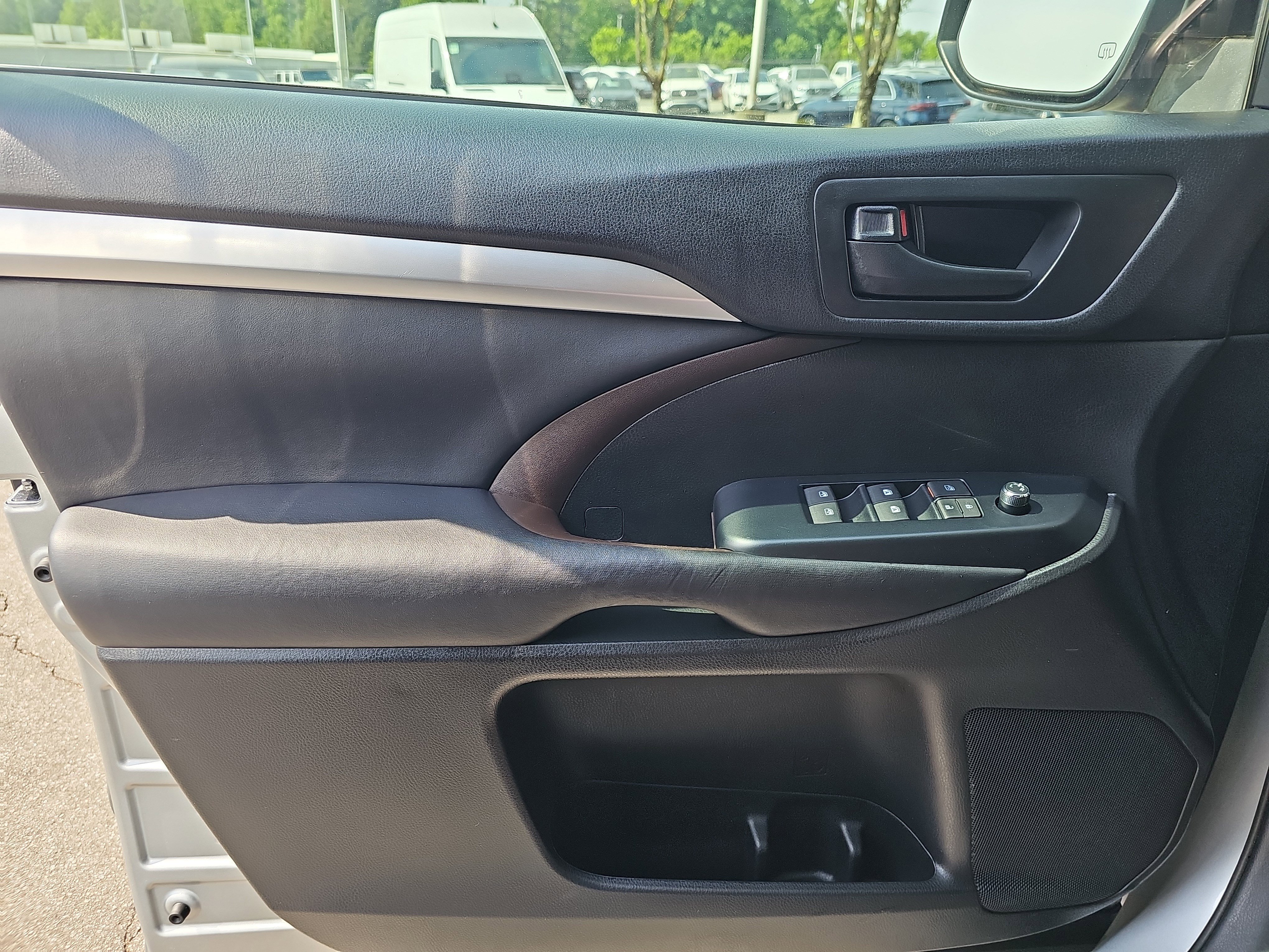 Used 2017 Toyota Highlander Plus FWD image 29