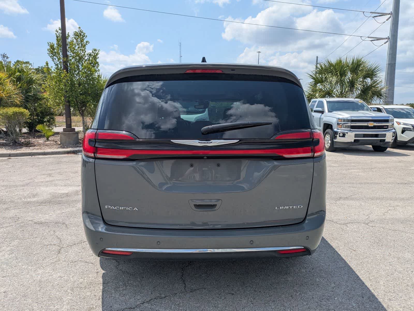 Used 2023 Chrysler Pacifica Limited FWD image 5