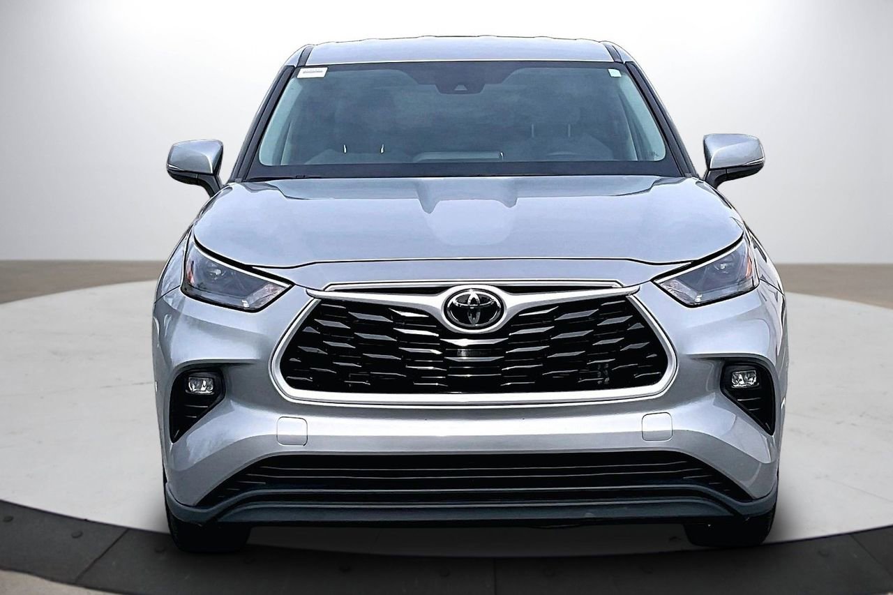 Used 2023 Toyota Highlander LE image 3