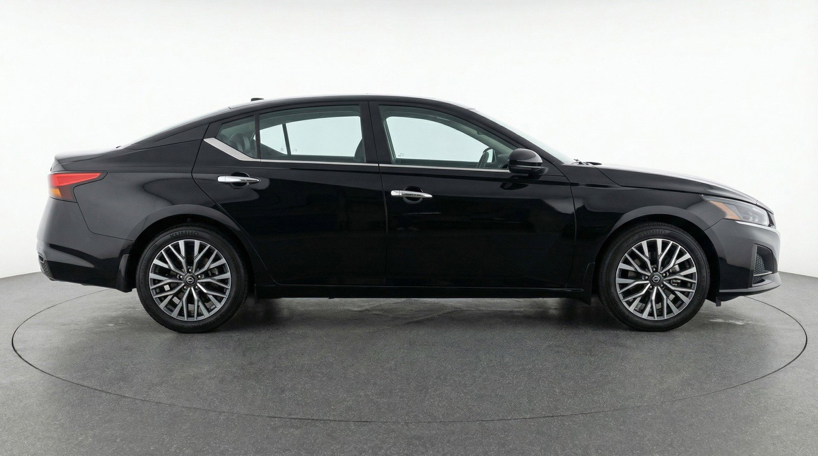 Used 2025 Nissan Altima 2.5 SV FWD image 11