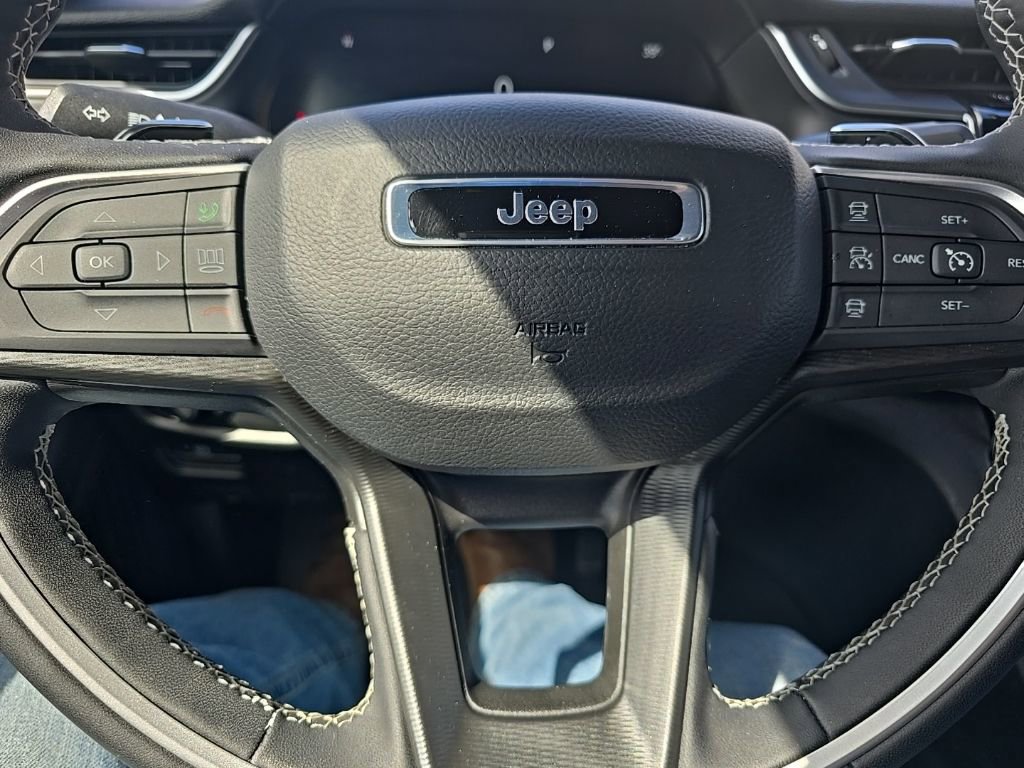Used 2025 Jeep Grand Cherokee Altitude AWD/4WD image 13