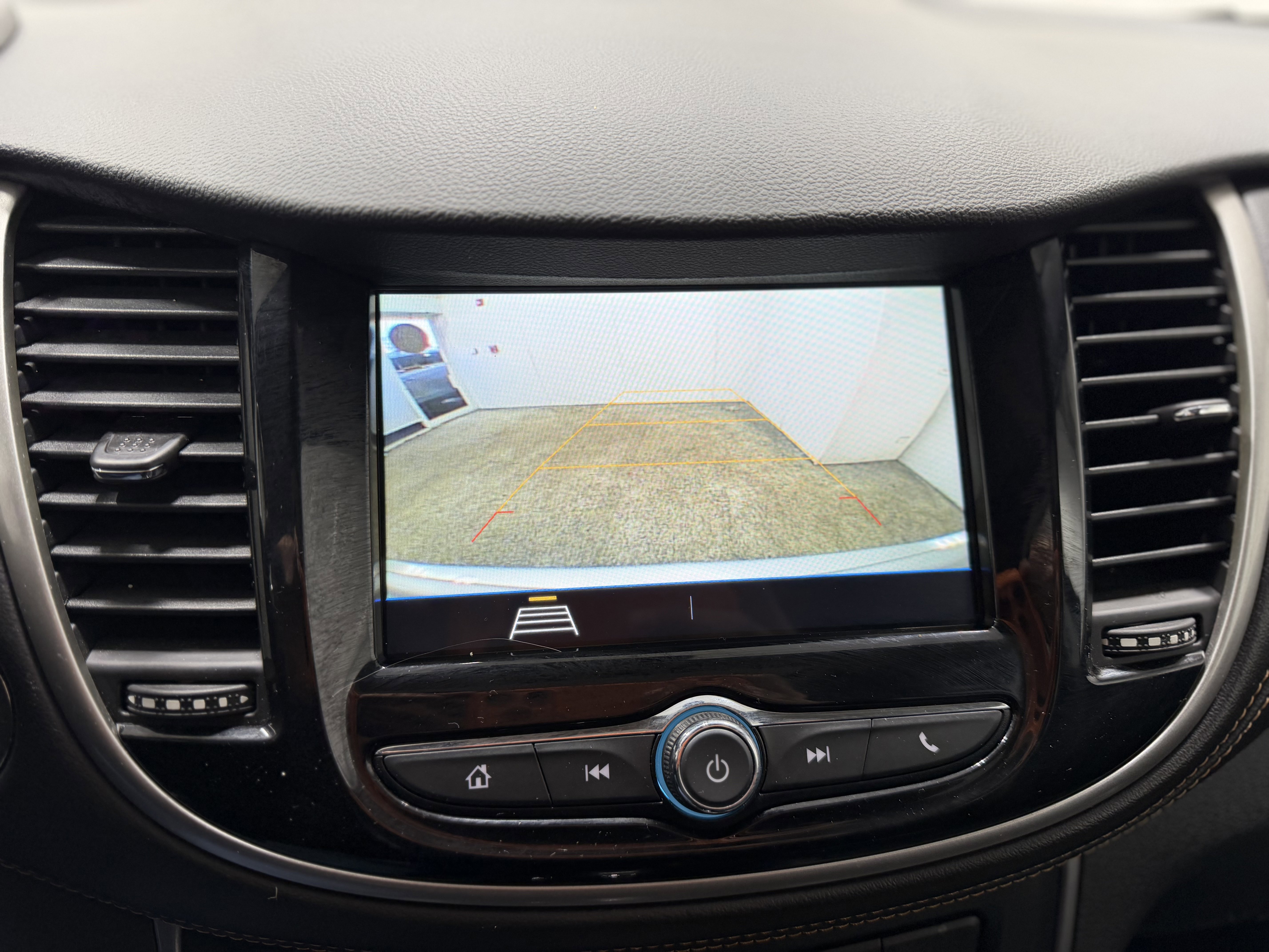 Used 2019 Chevrolet Trax LT w/ Sun & Sound Package image 18