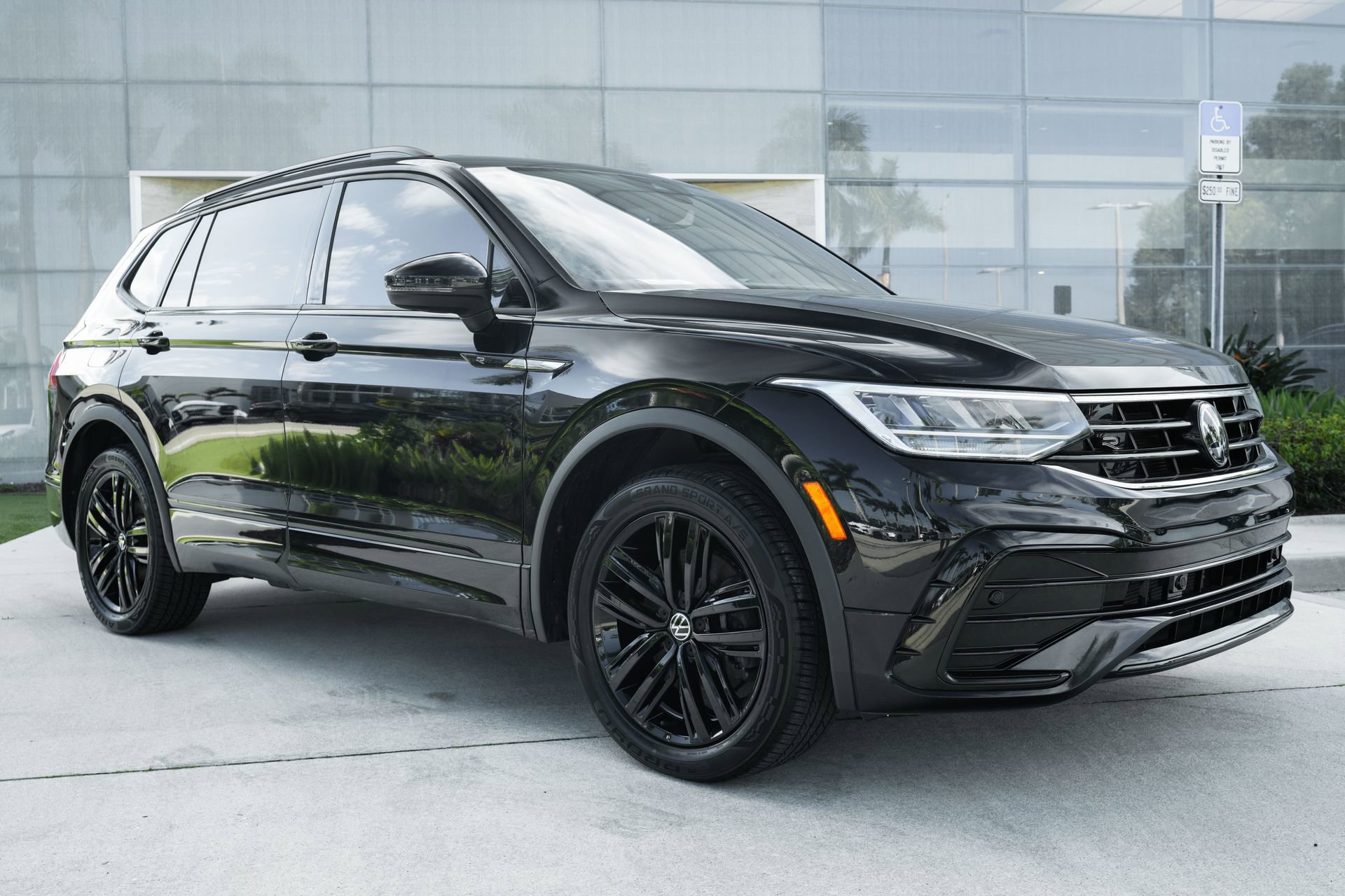 Used 2022 Volkswagen Tiguan SE R-Line image 4