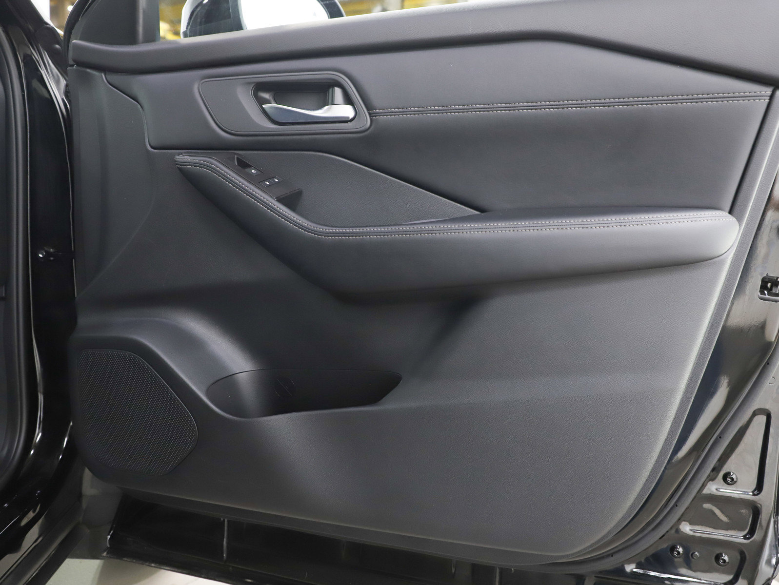 Used 2024 Nissan Rogue SV w/ SV Premium Package image 9