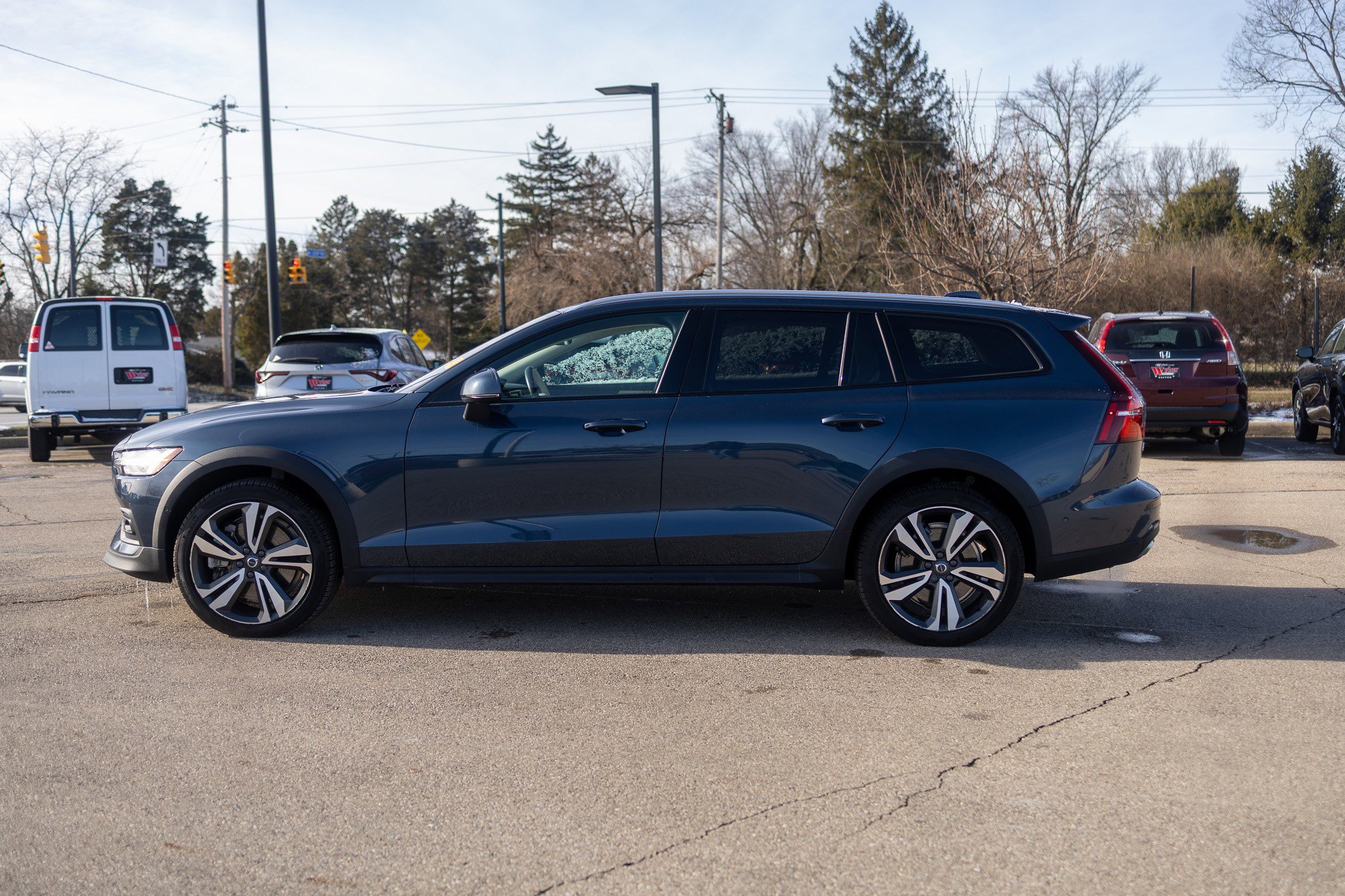Used 2024 Volvo V60 B5 Cross Country Plus w/ Protection Package Premier image 23