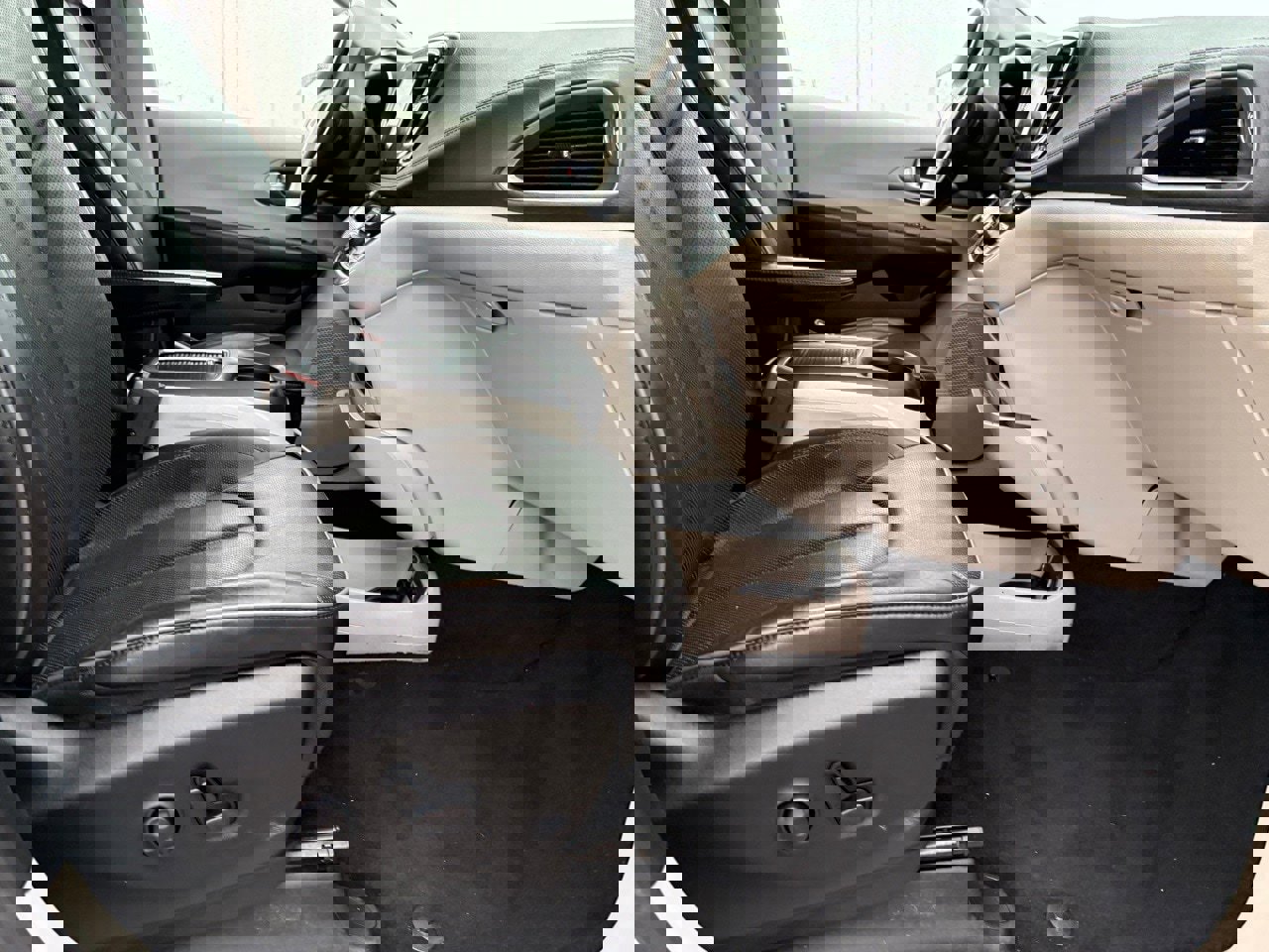 Used 2018 Chrysler Pacifica Limited image 41