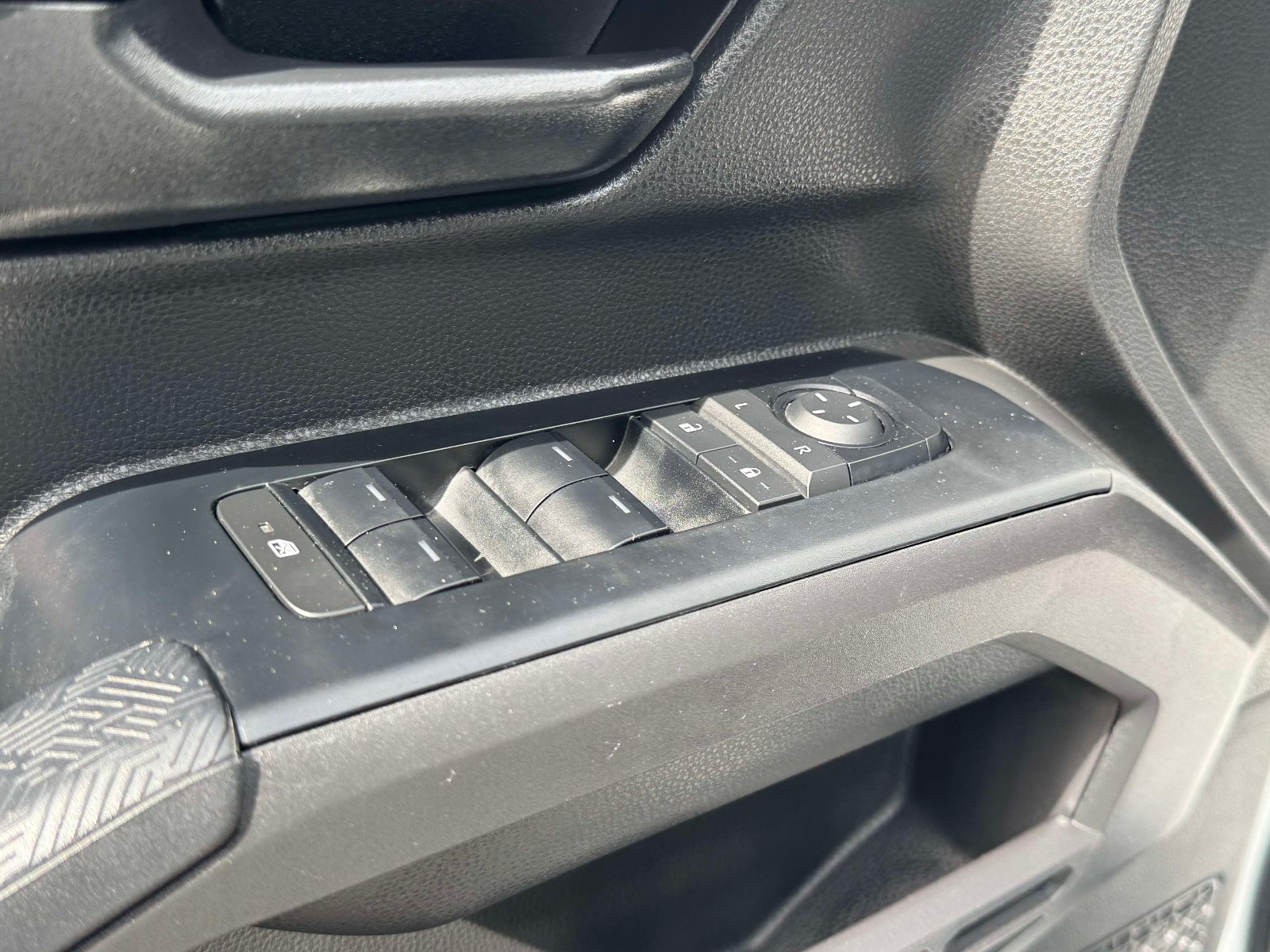 Used 2025 Toyota Tacoma SR5 AWD/4WD image 17