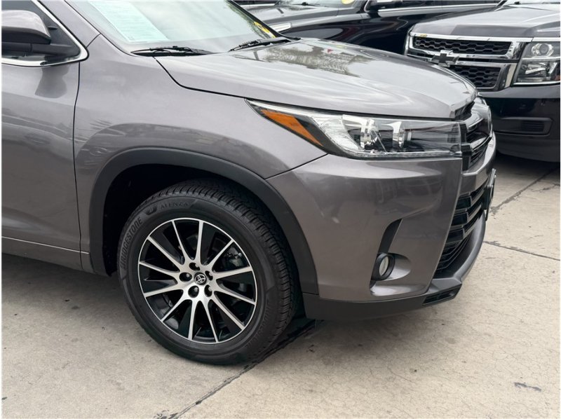 Used 2017 Toyota Highlander SE FWD image 7