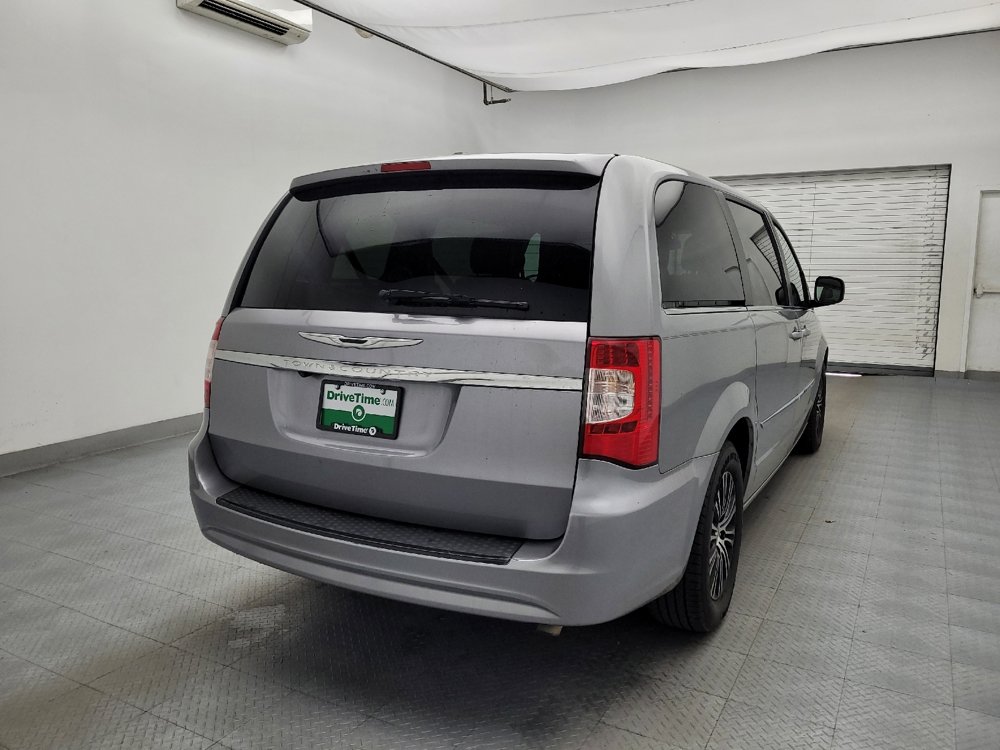 Used 2014 Chrysler Town & Country S FWD image 7