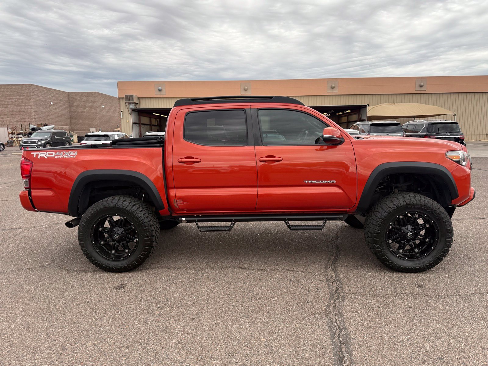 Used 2017 Toyota Tacoma TRD Off-Road AWD/4WD image 4