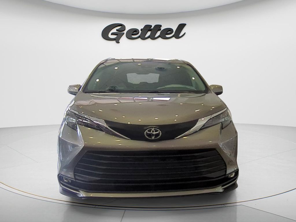 New 2026 Toyota Sienna XLE FWD image 2