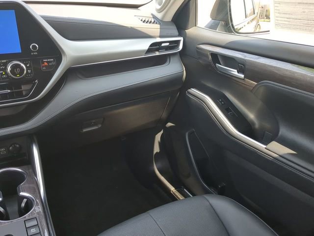 Used 2023 Toyota Highlander Platinum image 17
