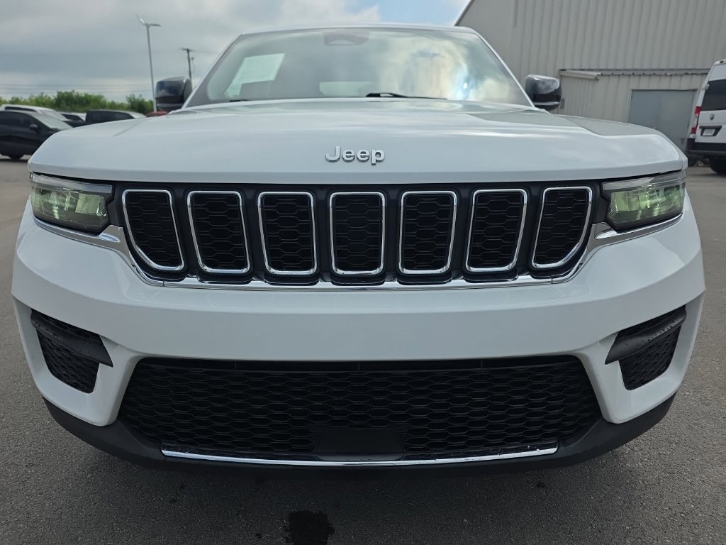 Used 2022 Jeep Grand Cherokee Laredo AWD/4WD image 2