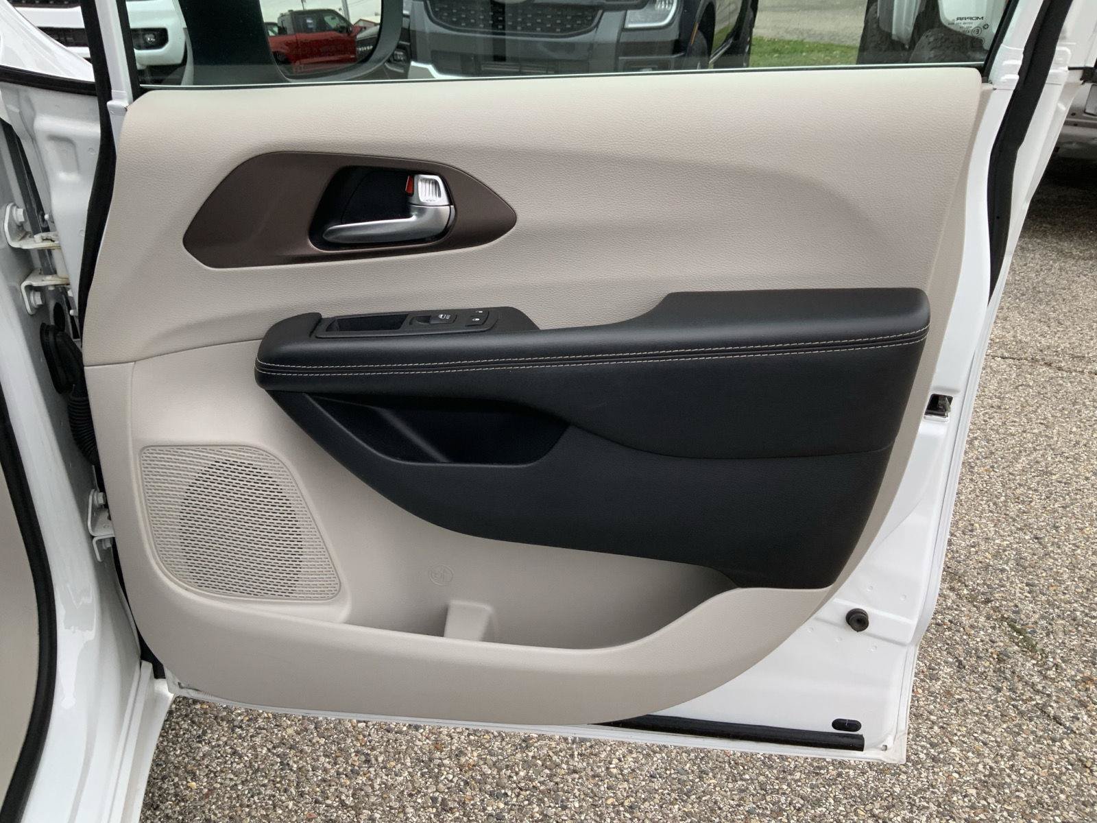 Used 2020 Chrysler Voyager Lxi FWD image 50