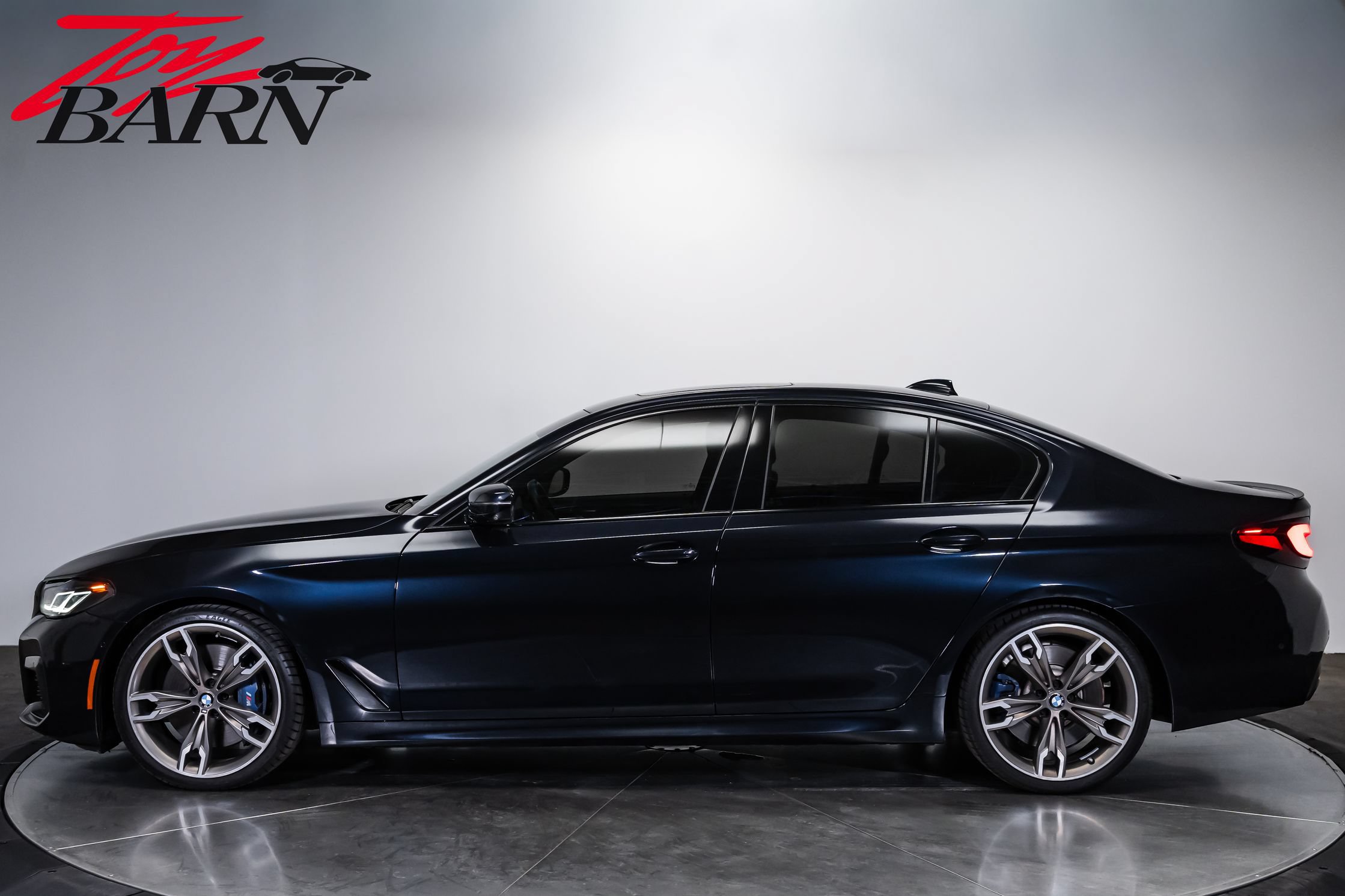 Used 2021 BMW M550i xDrive w/ Executive Package AWD/4WD image 2