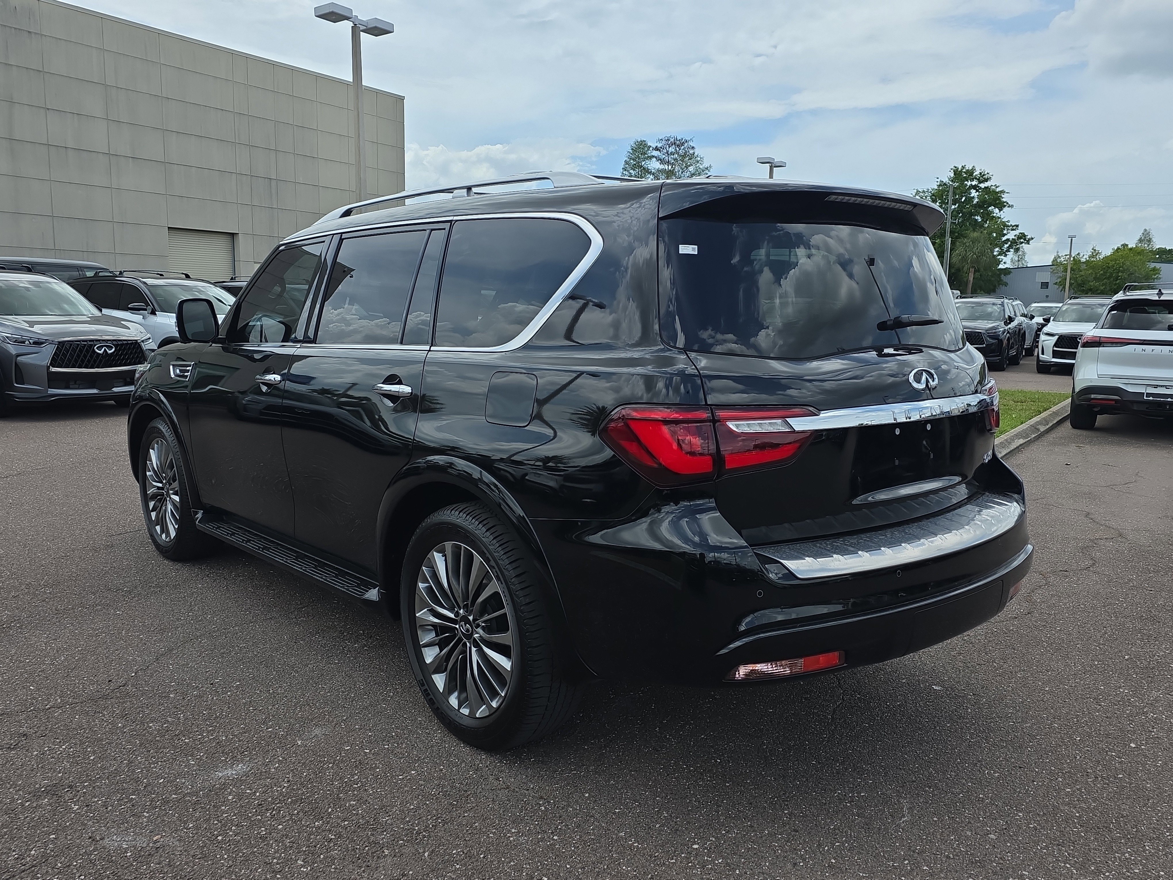 Used 2021 INFINITI QX80 Sensory w/ All-Season Package image 4