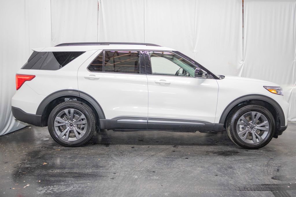 Used 2022 Ford Explorer XLT w/ Equipment Group 202A image 4