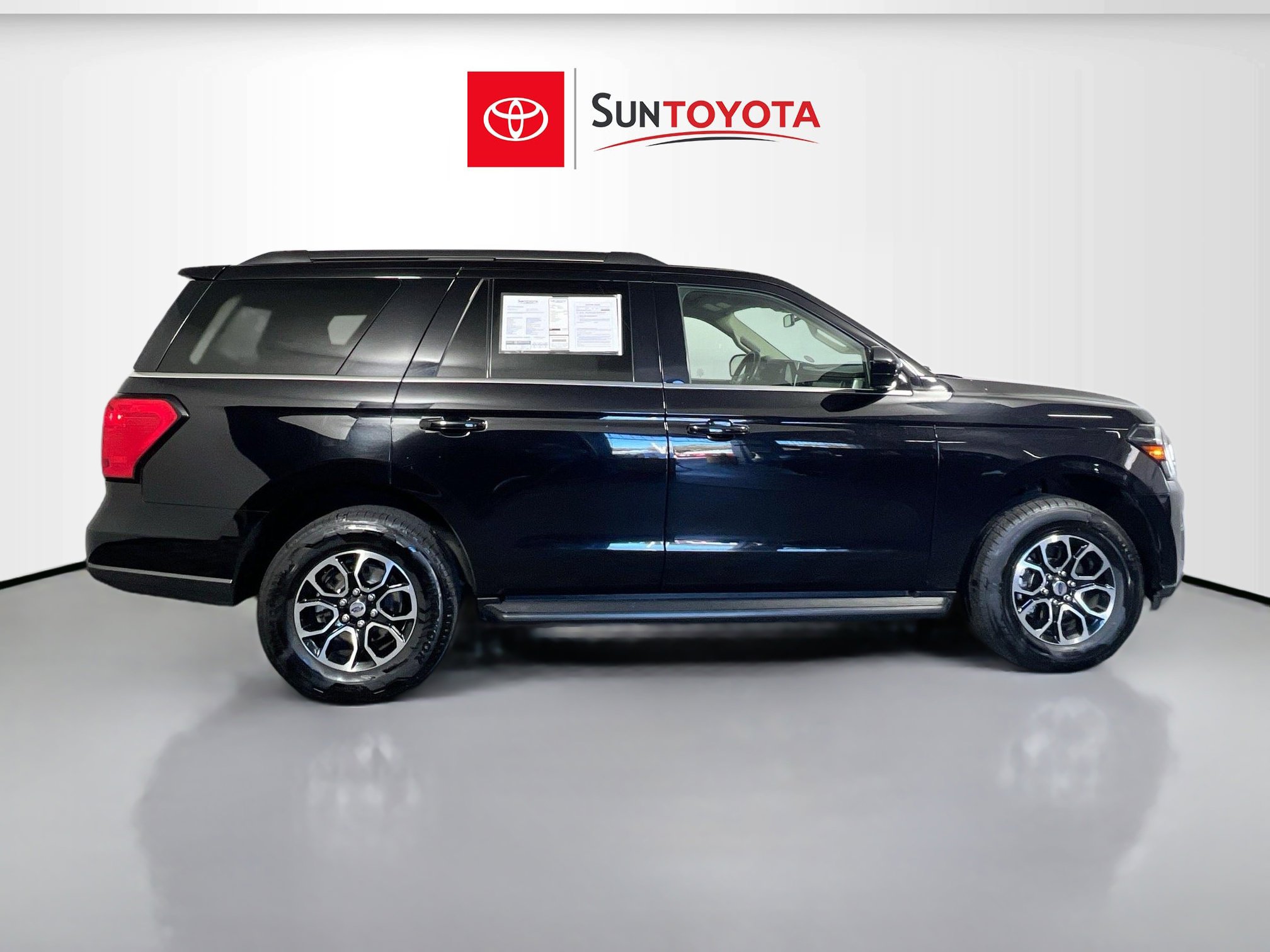 Used 2024 Ford Expedition XLT image 2