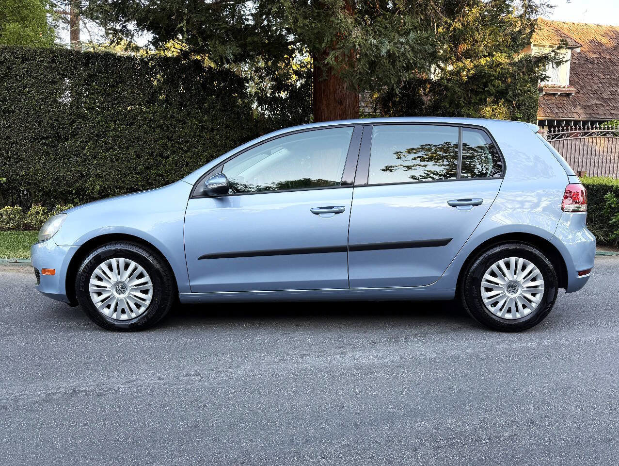 Used 2010 Volkswagen Golf 4-Door image 4