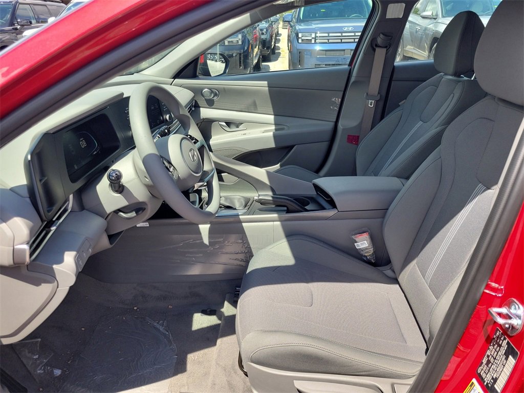 Used 2025 Hyundai Elantra SE image 9