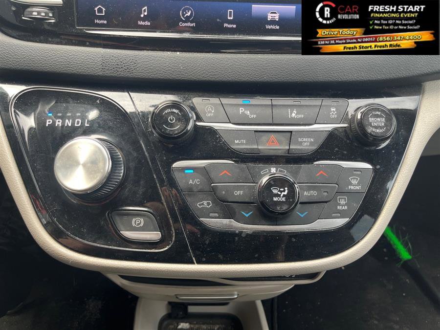 Used 2023 Chrysler Pacifica Touring-L FWD image 22