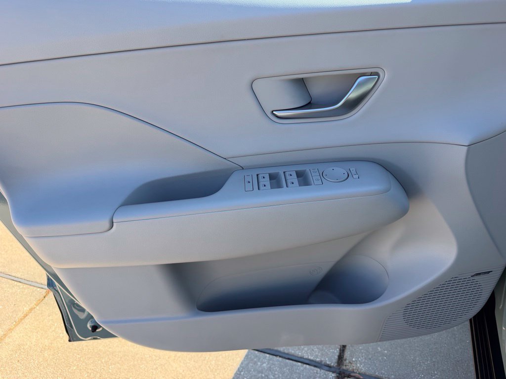 Used 2025 Hyundai Kona Limited FWD image 12