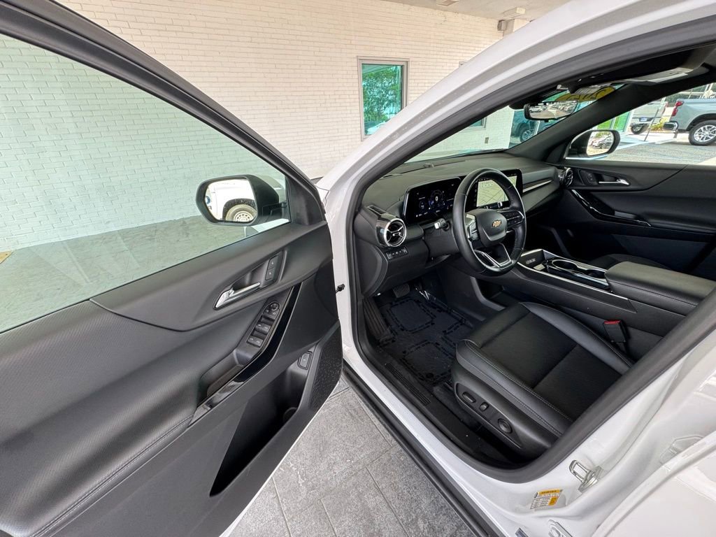 Used 2025 Chevrolet Equinox LT w/ Convenience Package II AWD/4WD image 11