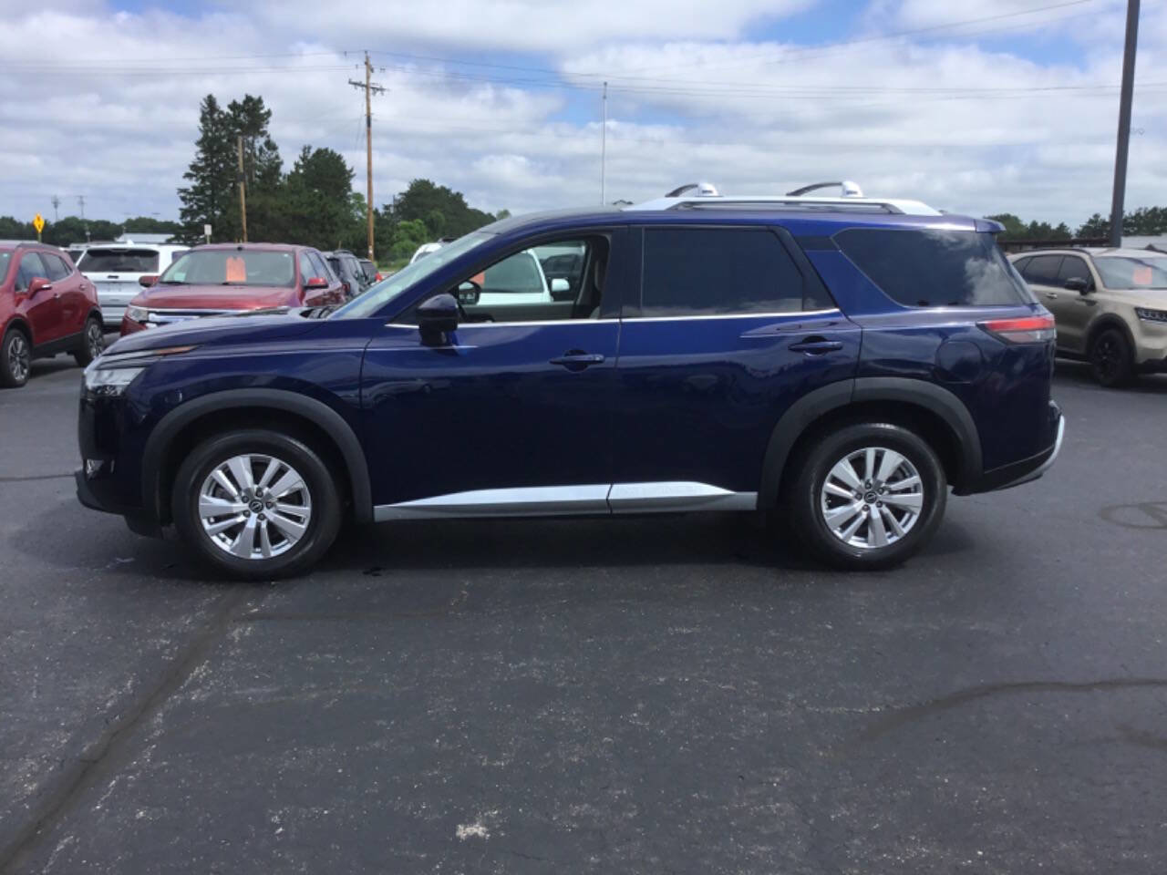 Used 2022 Nissan Pathfinder SV image 2