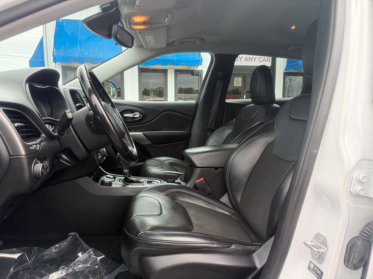 Used 2021 Jeep Cherokee Latitude Plus AWD/4WD image 11