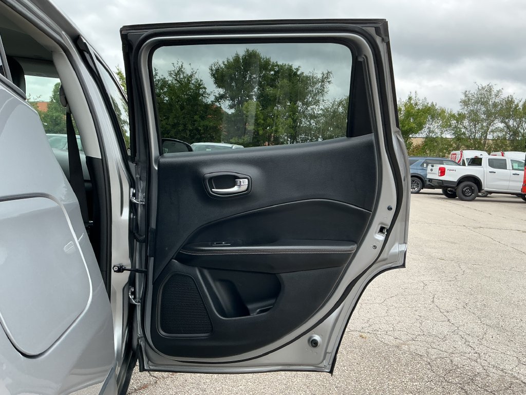Used 2019 Jeep Compass Latitude AWD/4WD image 15