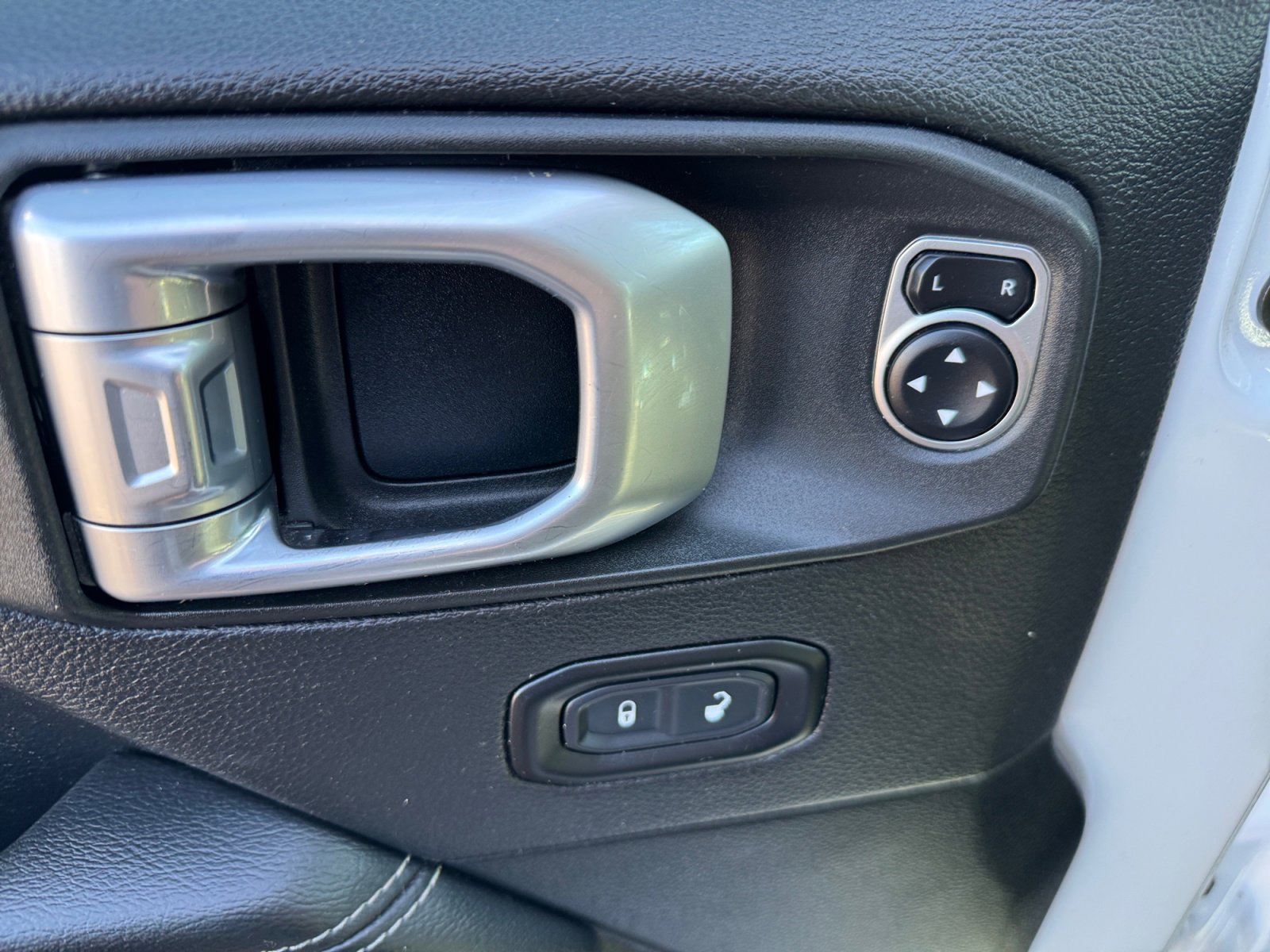 Used 2020 Jeep Wrangler Unlimited Sahara image 13