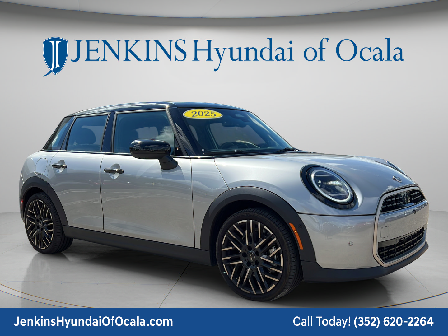 Used 2025 MINI Cooper 4-Door Hardtop FWD image 1