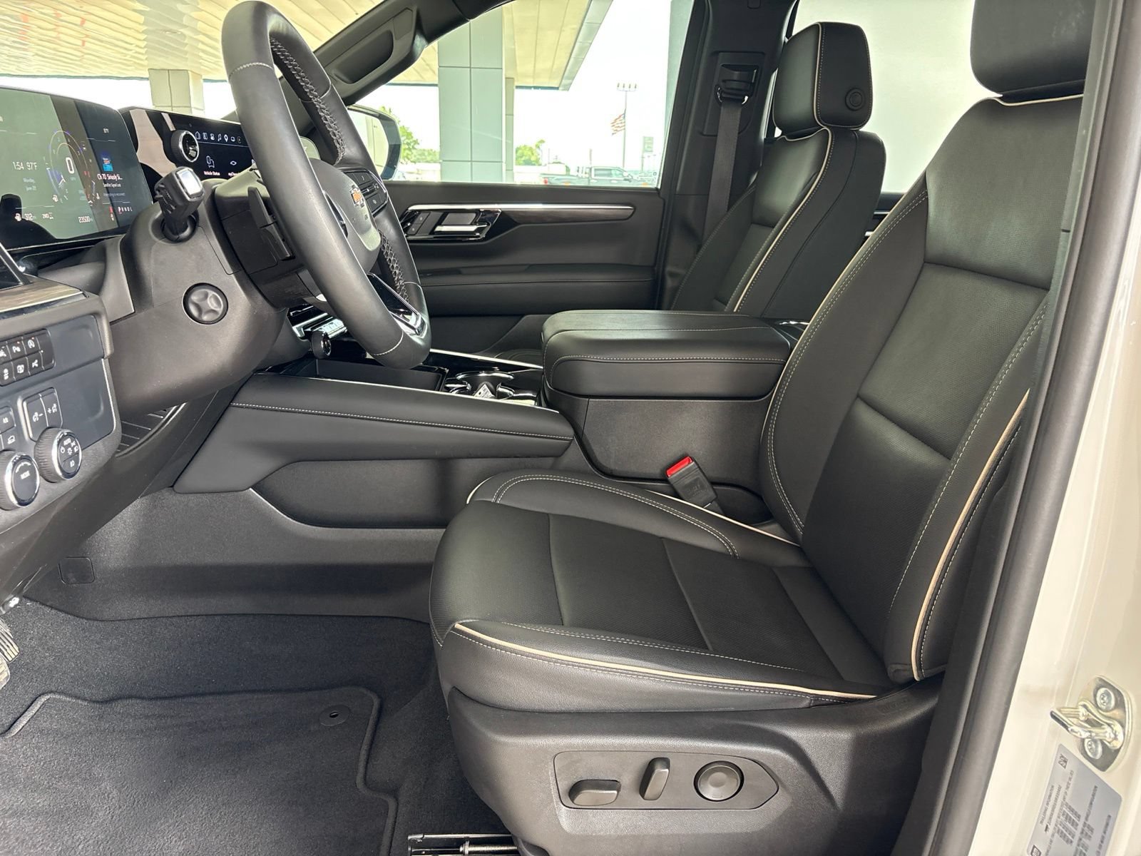 Used 2025 Chevrolet Tahoe Premier AWD/4WD image 15