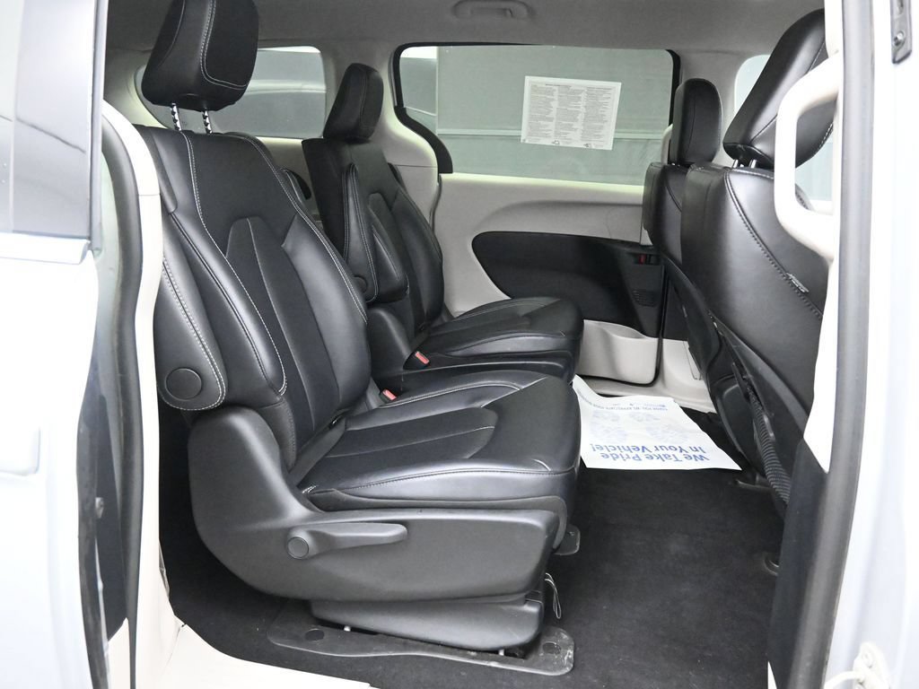 Used 2024 Chrysler Pacifica Limited FWD image 21