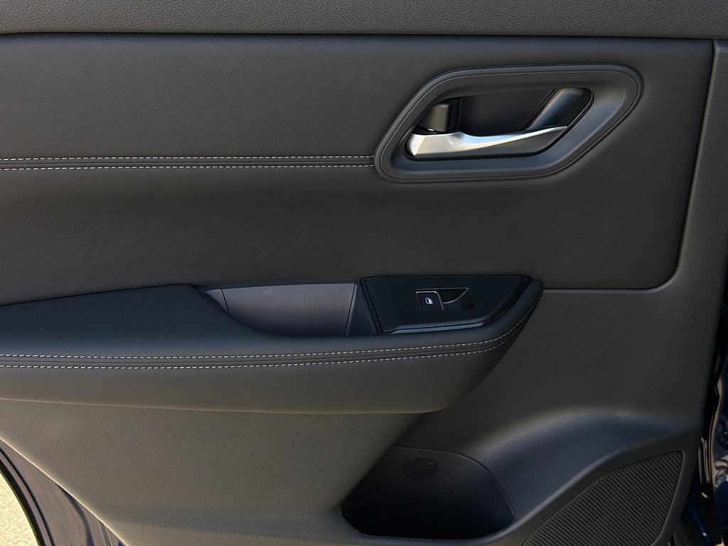 Used 2025 Nissan Rogue SL image 10