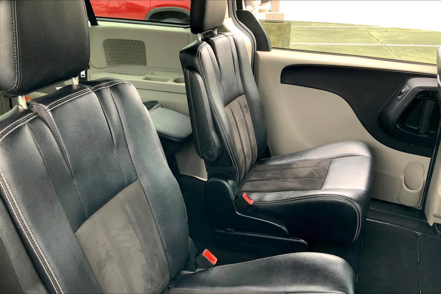 Used 2020 Dodge Grand Caravan SXT image 17