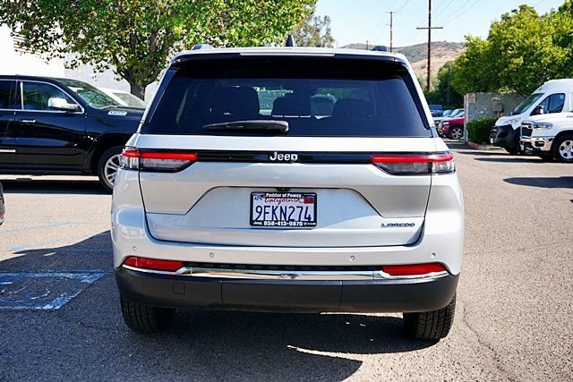 Used 2023 Jeep Grand Cherokee Laredo RWD image 9