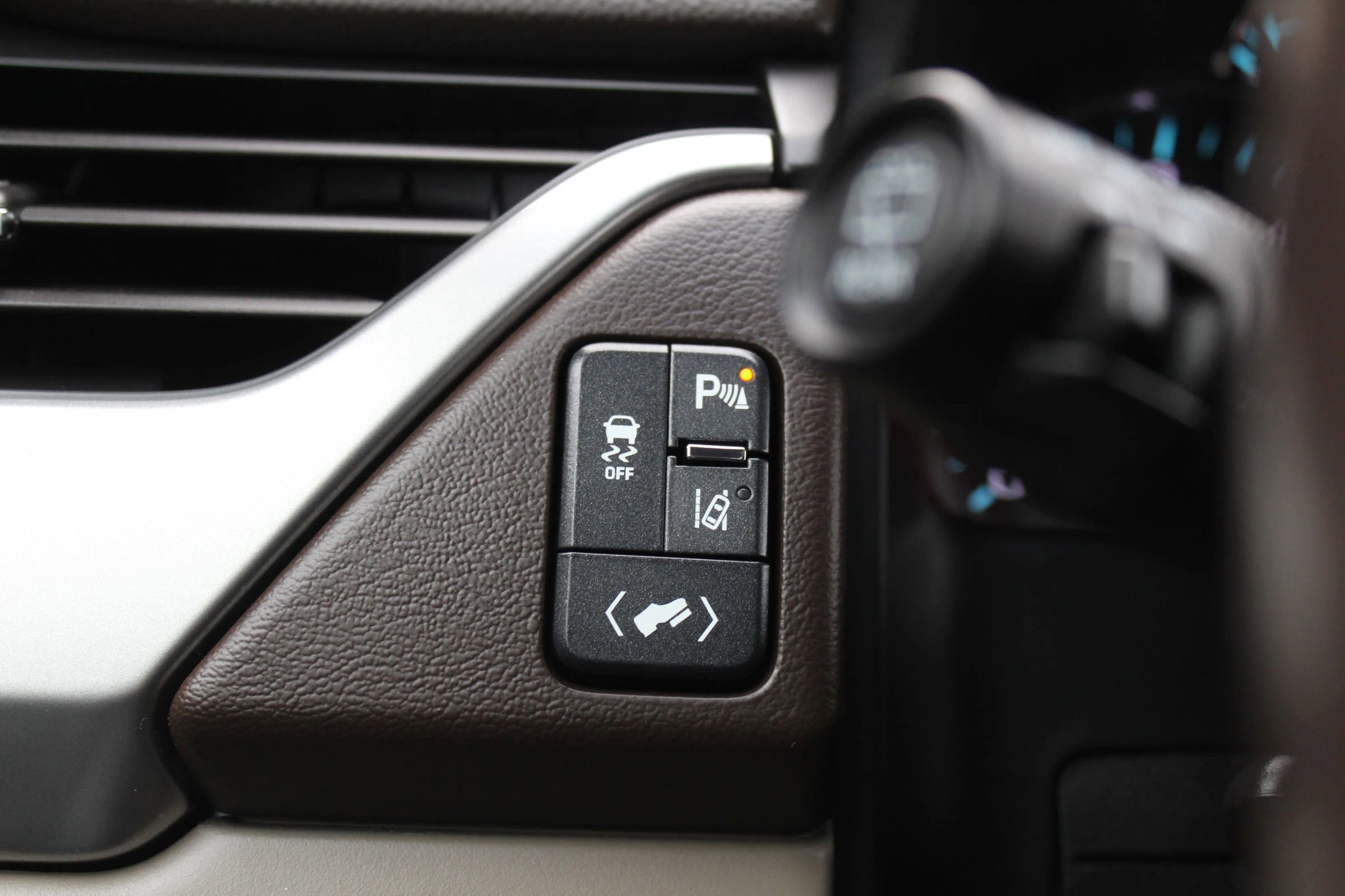 Used 2015 Chevrolet Suburban LT image 31