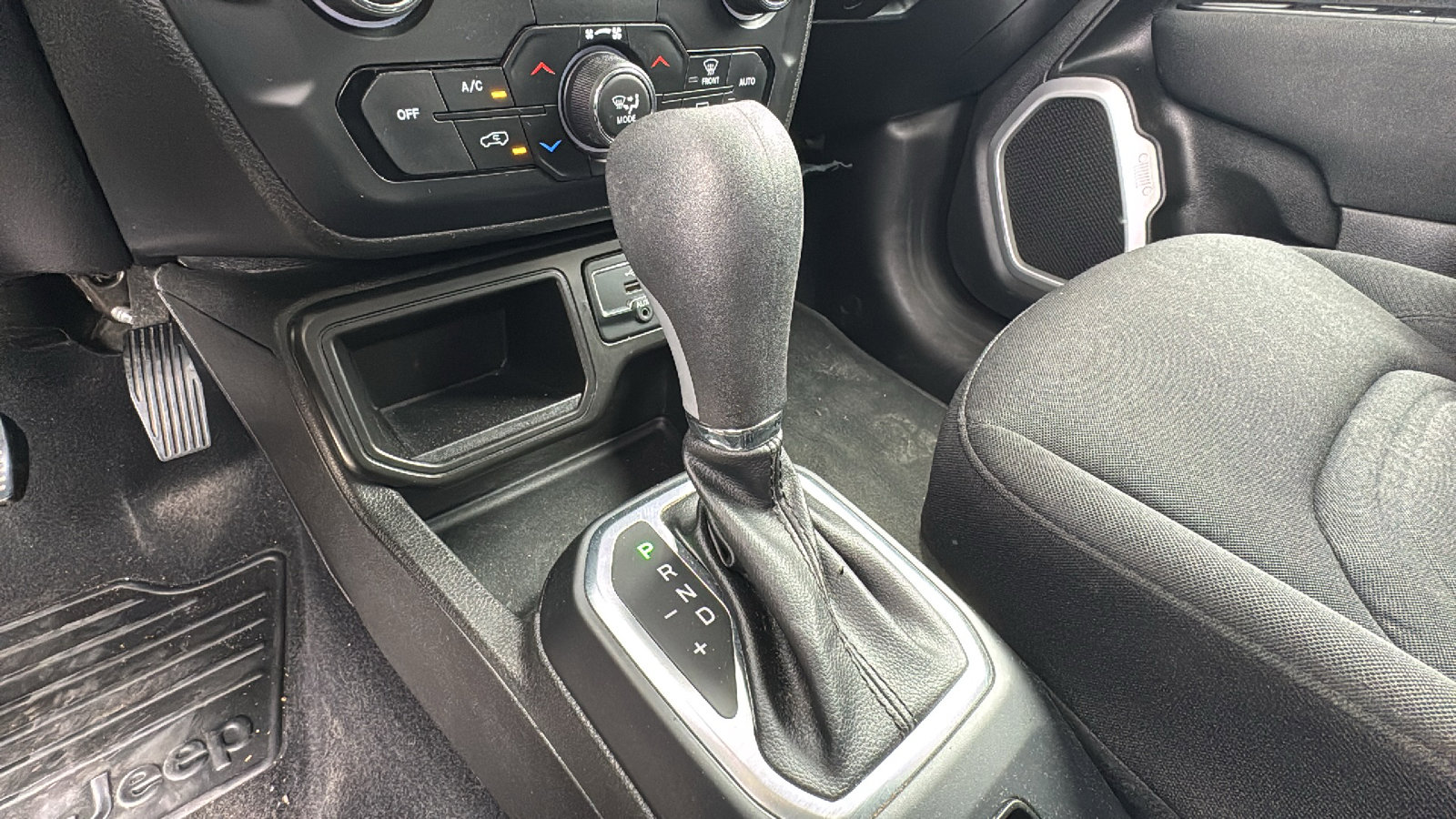 Used 2021 Jeep Renegade Latitude FWD image 20