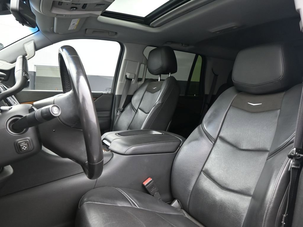Used 2019 Cadillac Escalade Luxury image 2