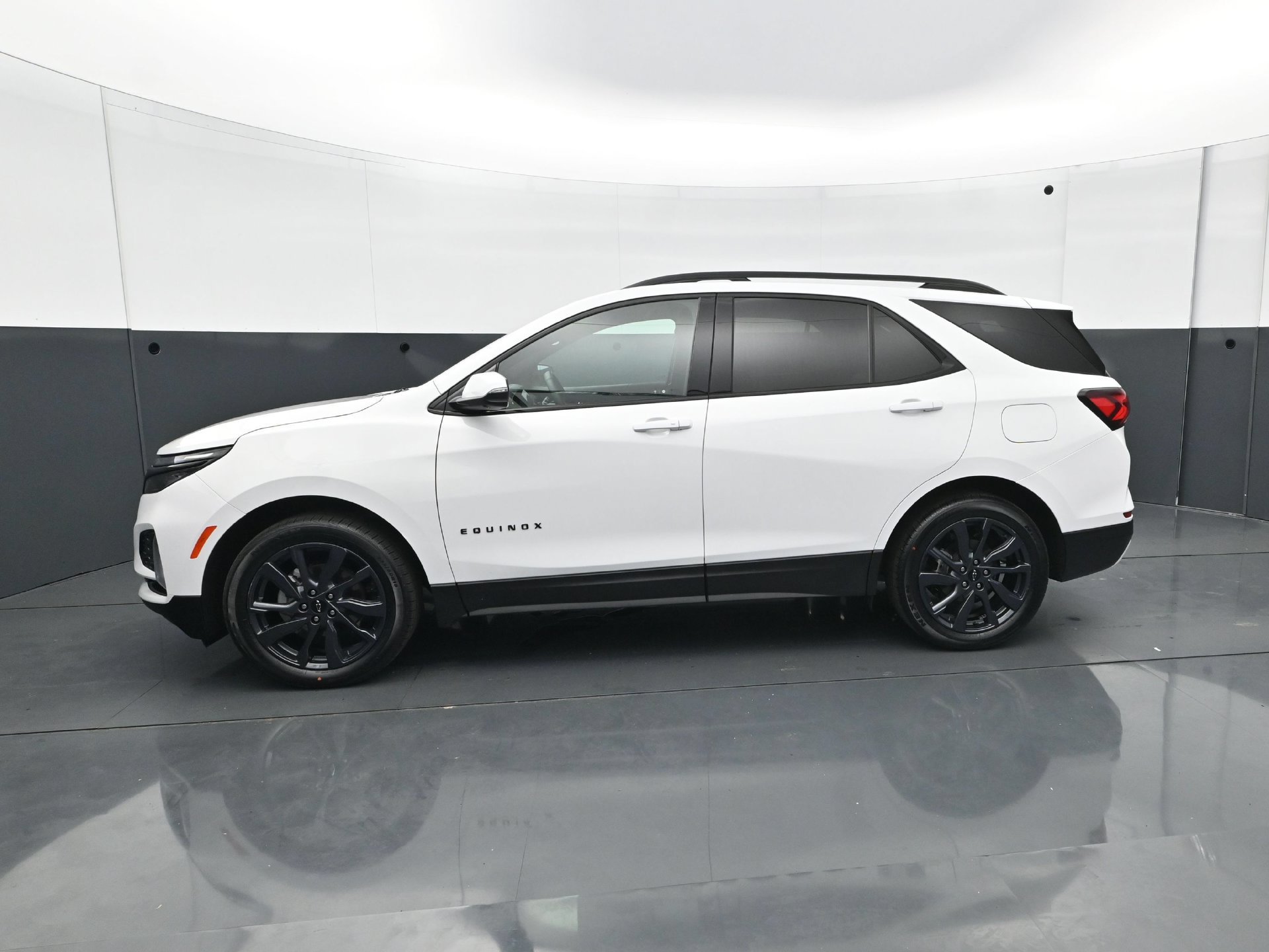 Used 2024 Chevrolet Equinox RS w/ RS Leather Package AWD/4WD image 3