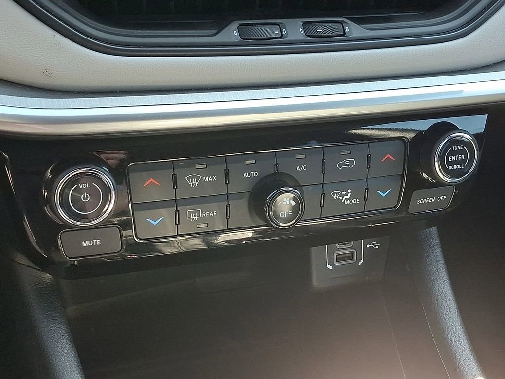 Used 2025 Jeep Compass Limited image 14