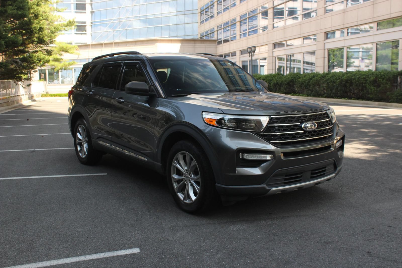 Used 2020 Ford Explorer XLT w/ Equipment Group 202A AWD/4WD image 1