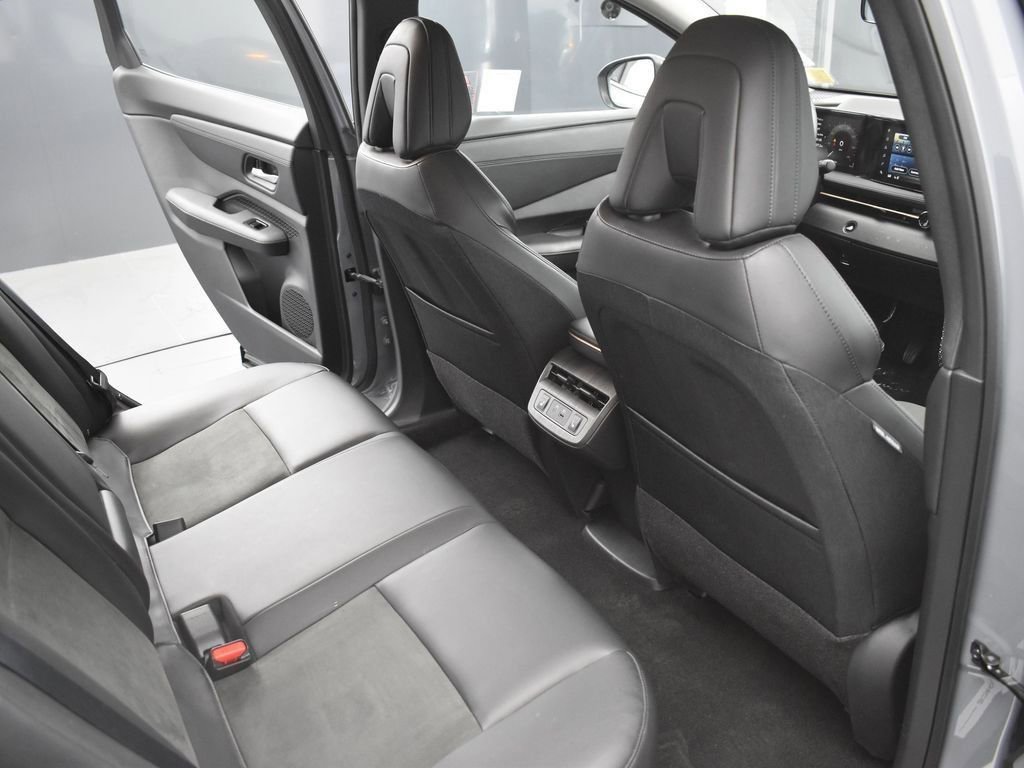 Used 2023 Nissan Ariya AWD image 18