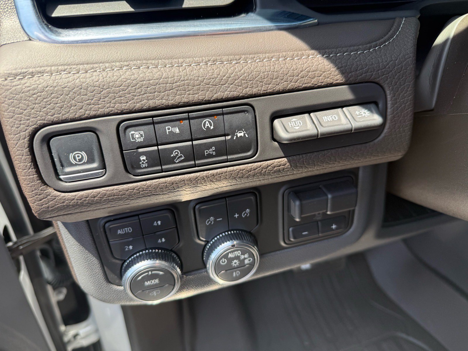 Used 2024 GMC Yukon Denali w/ Advanced Technology Package AWD/4WD image 22