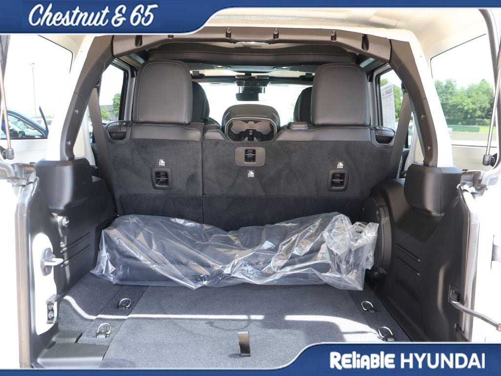 Used 2025 Jeep Wrangler Unlimited Sahara AWD/4WD image 15