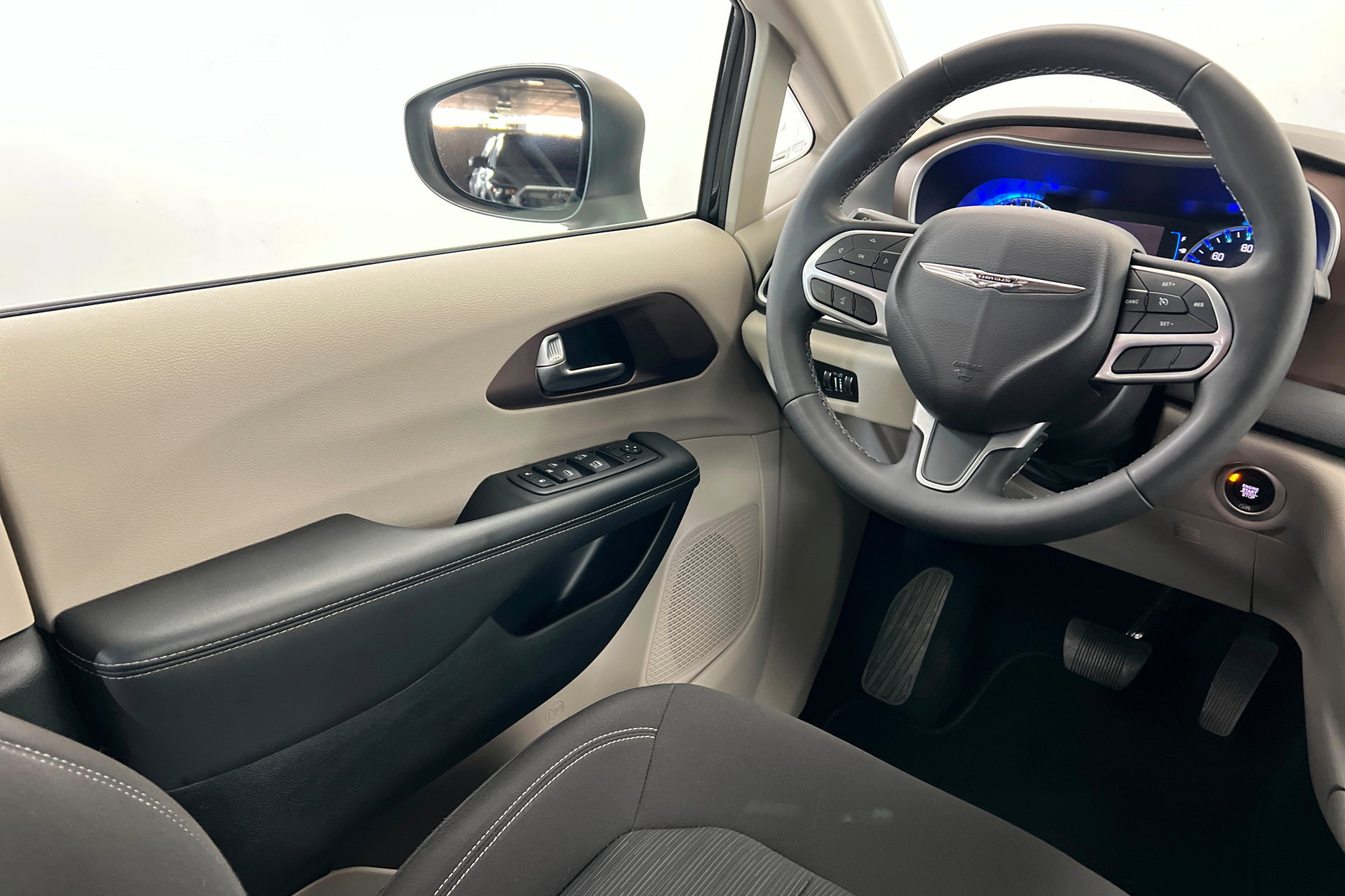 Certified 2023 Chrysler Voyager LX image 11