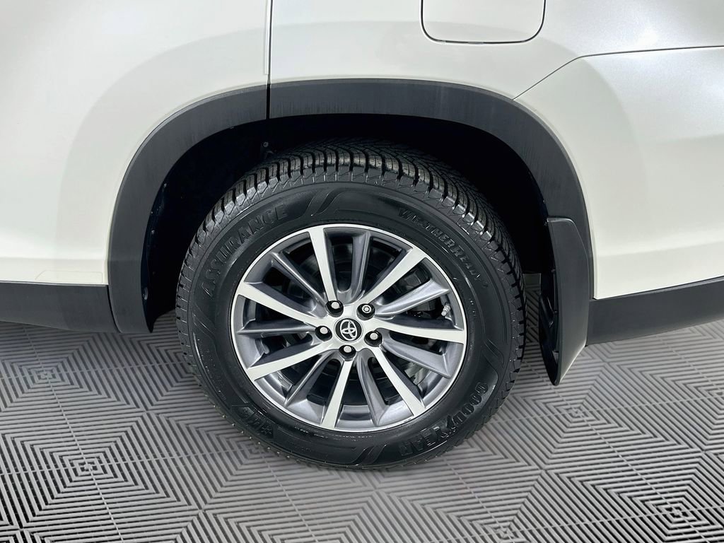 Used 2019 Toyota Highlander XLE AWD/4WD image 12